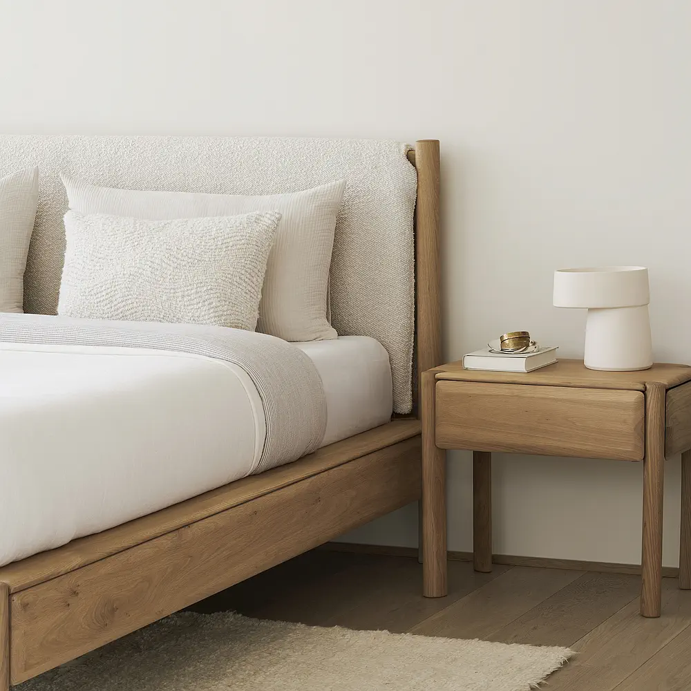 52071_PI_bed_oak_Cloud_fabric_51400_PI_bedside_table_oak_21755_Dunes_rug_Sand_21312_Wave_cushion_Off_White_2_HQ