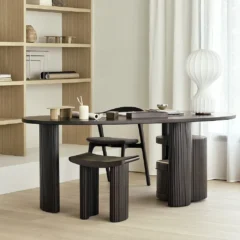 Scrivania Roller Max in mogano scuro con motivo a bastoncini, design italiano Ethnicraft, per un ufficio elegante e funzionale.