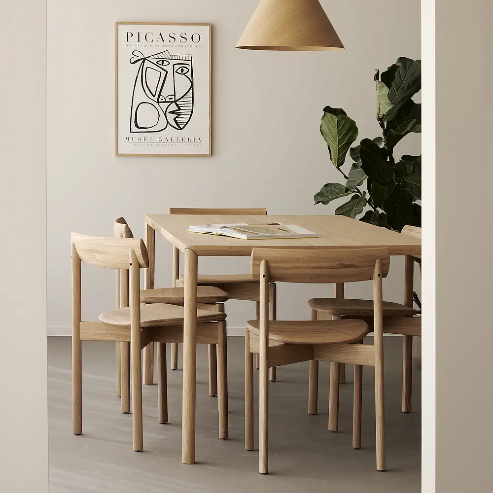 50078_Risu_dining_chair_varnished_oak_50256_Air_dining_table_oak_2_HQ Sedia da pranzo Risu e tavolo Air in rovere di Ethnicraft in sala da pranzo moderna con poster Picasso.